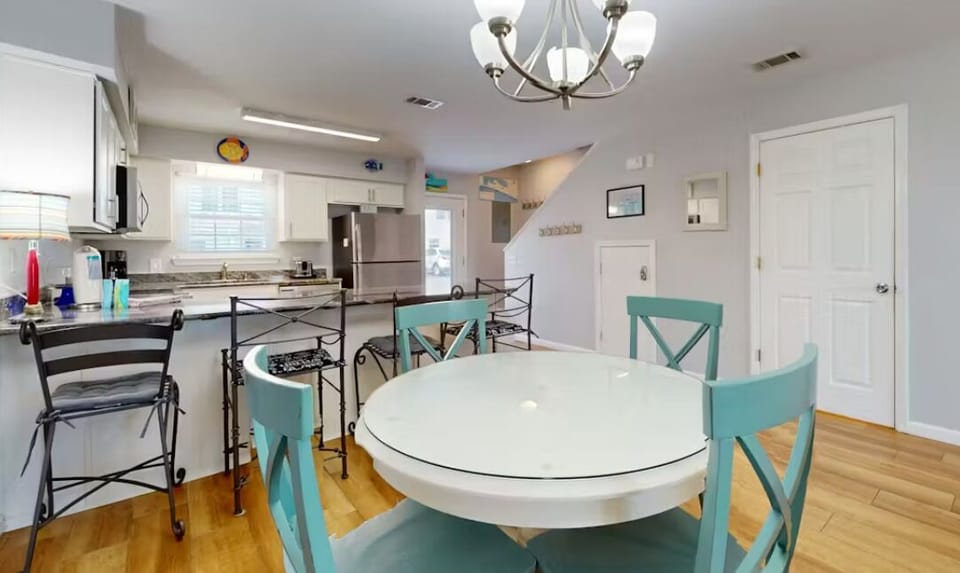 House, Multiple Beds (Summer Lake 23) | Dining