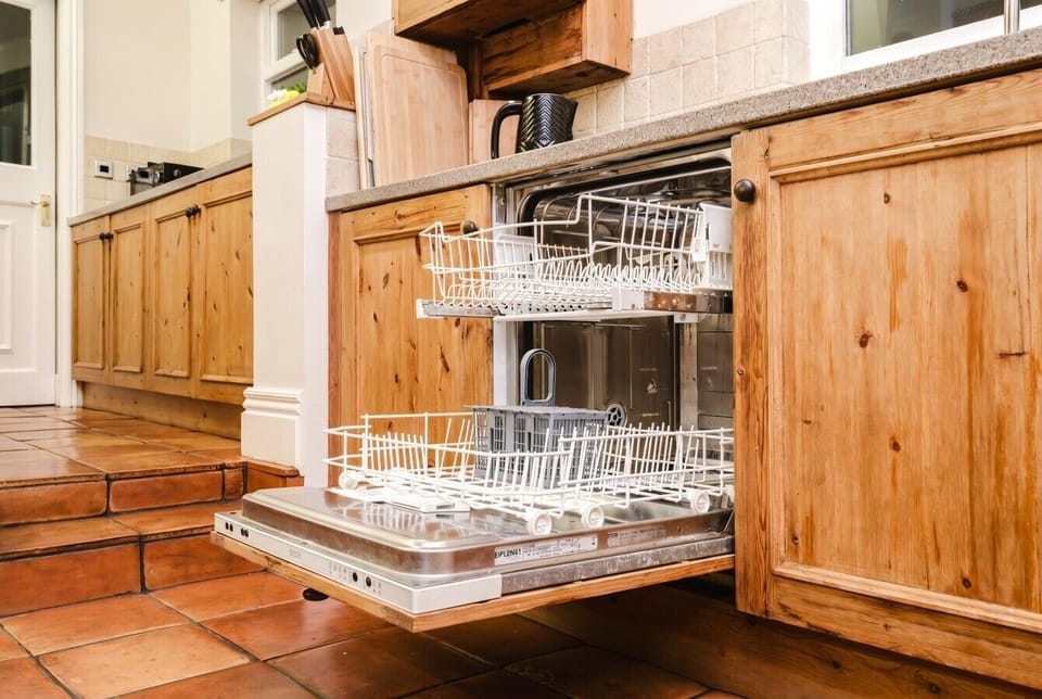 Integrated dishwasher makes group stays fuss-free in the well-equipped kitchen