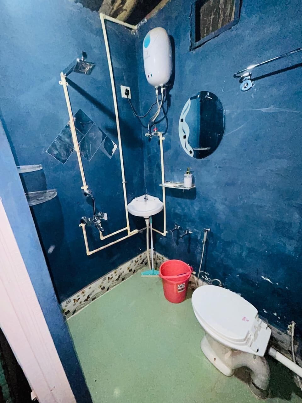Shower, rainfall showerhead, free toiletries, hair dryer