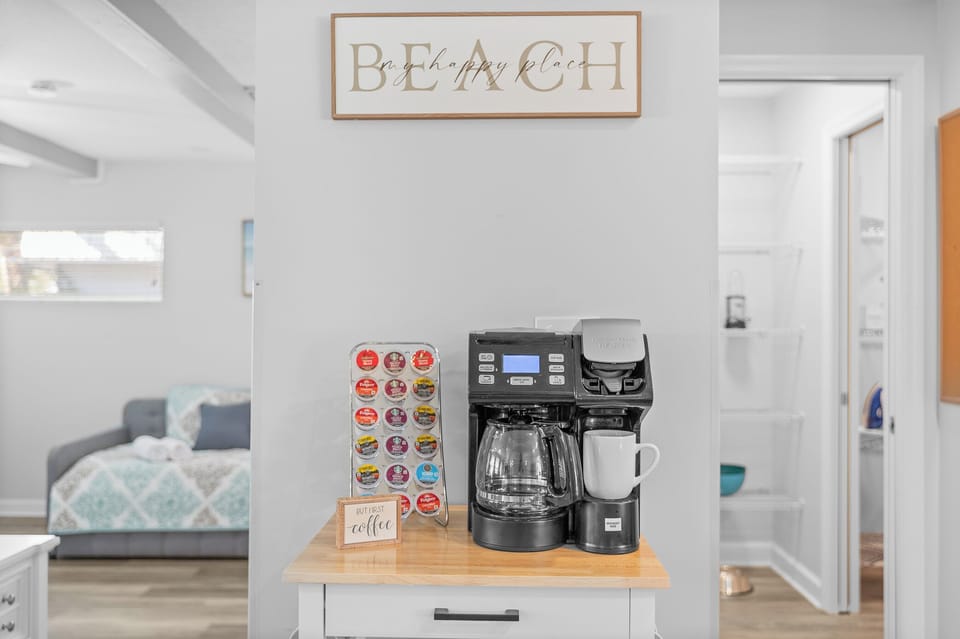 Coffee station with drip coffee maker and K-cup options