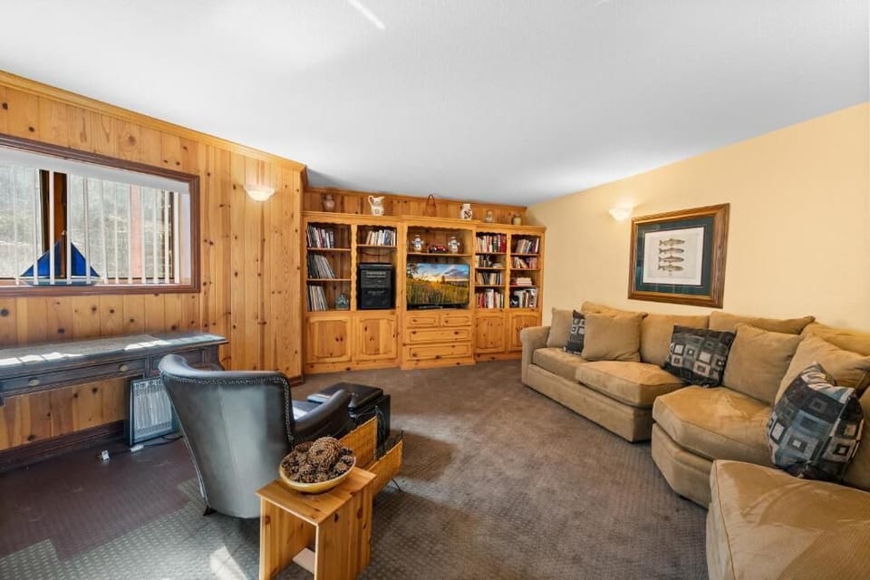 Basic House, Patio, Mountain View | Interior