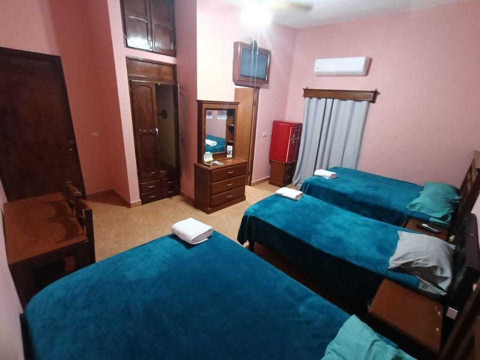 Family Room | Desk, WiFi (free)
