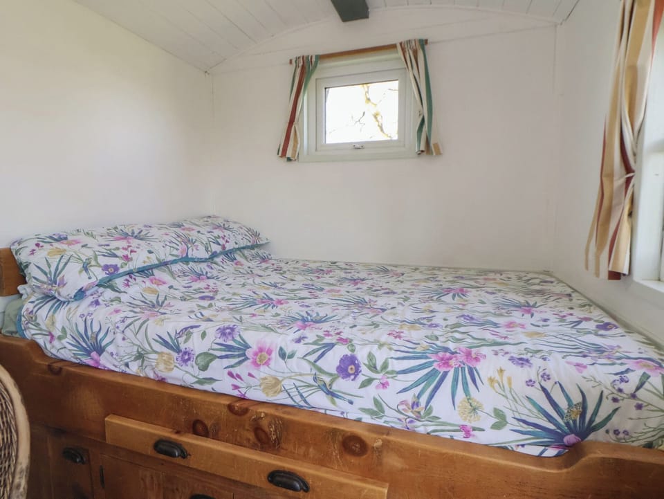 1 bedroom, individually decorated, individually furnished