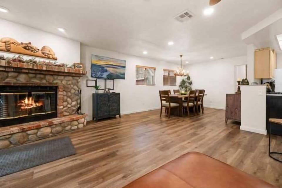 Basic House, Patio, Mountain View | Interior