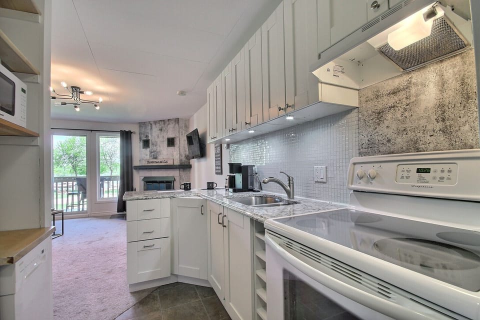 Studio, Marina View | Private kitchen | Coffee/tea maker, microwave, oven, stovetop