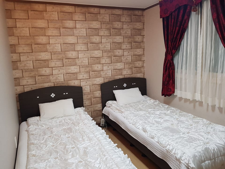 Twin Room | Free WiFi