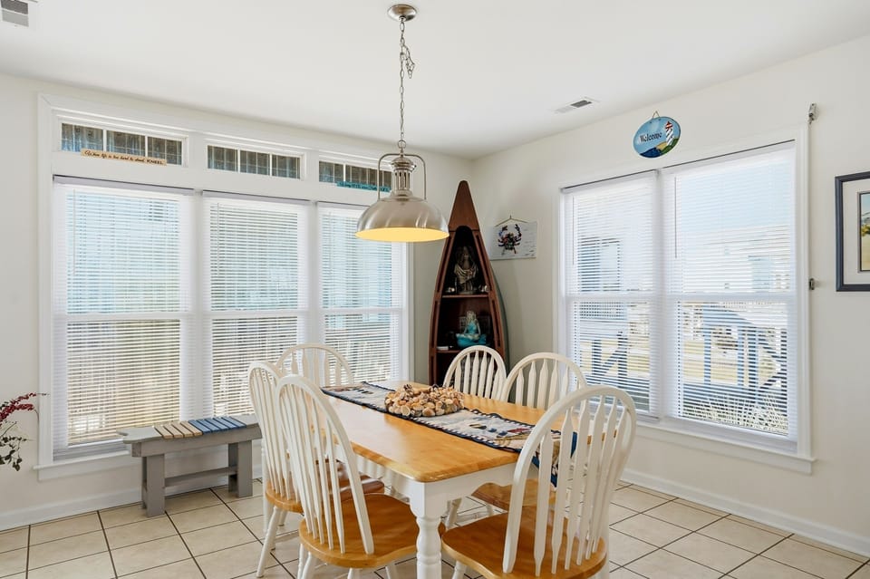 Eat in area of Kitchen seats 6