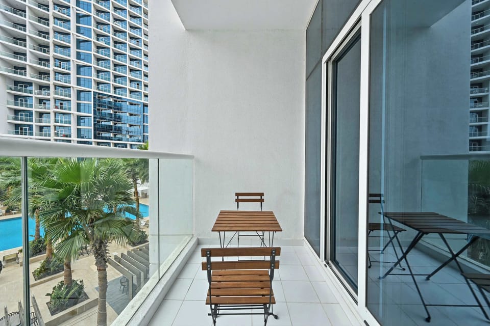 Resort-Style Pool & Palm Views – Feel Like a Hotel