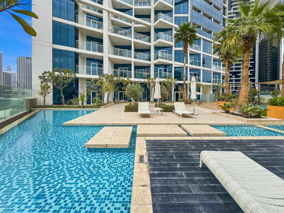 Stunning Marina View Balcony – Morning Coffee Spot