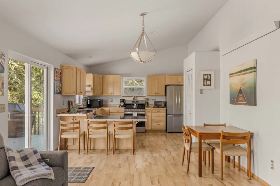 Spacious kitchen & dining area—perfect for cooking, gathering & relaxing together.