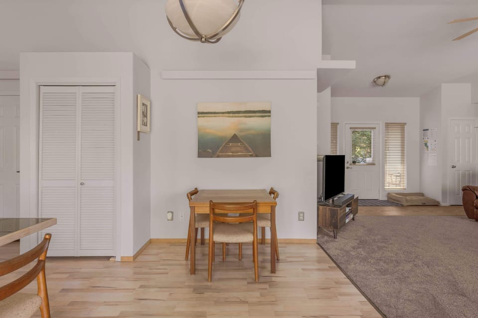 Comfortable dining nook for shared meals, board games & relaxing mornings.