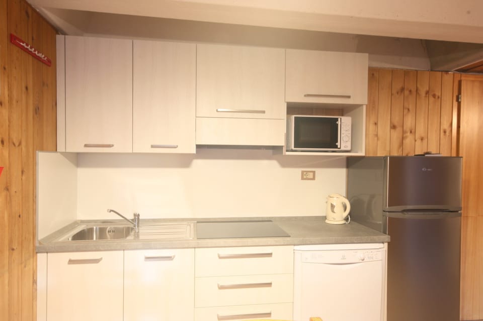 Apartment, 1 Bedroom for 6 people | Private kitchenette | Full-size fridge, stovetop, electric kettle, cookware/dishes/utensils