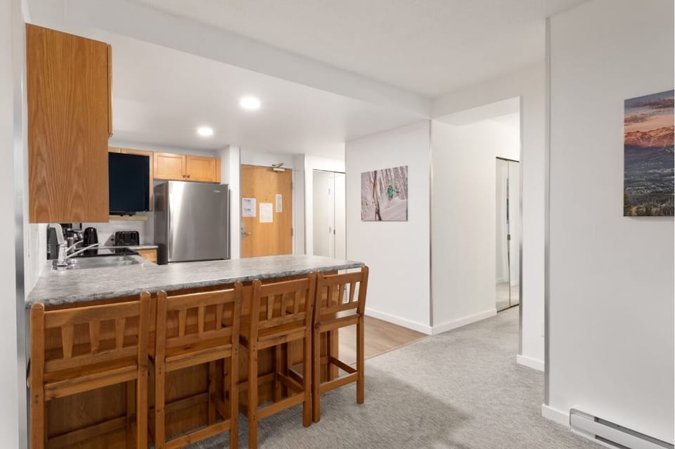 Arrive easily and settle in with a convenient breakfast bar.