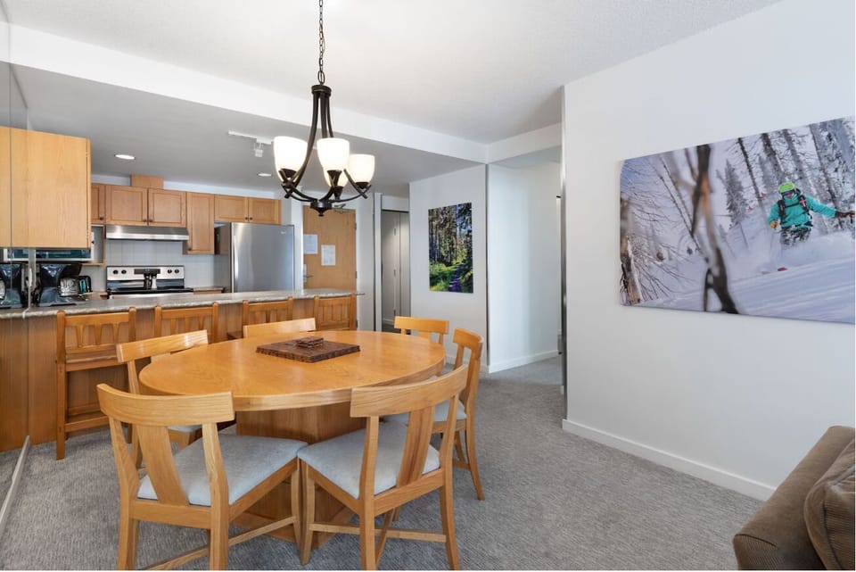 Plan ski-day breakfasts around the spacious dining table.