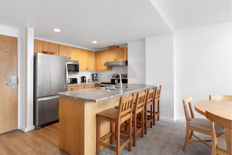 Cook and chat together around the spacious breakfast bar.