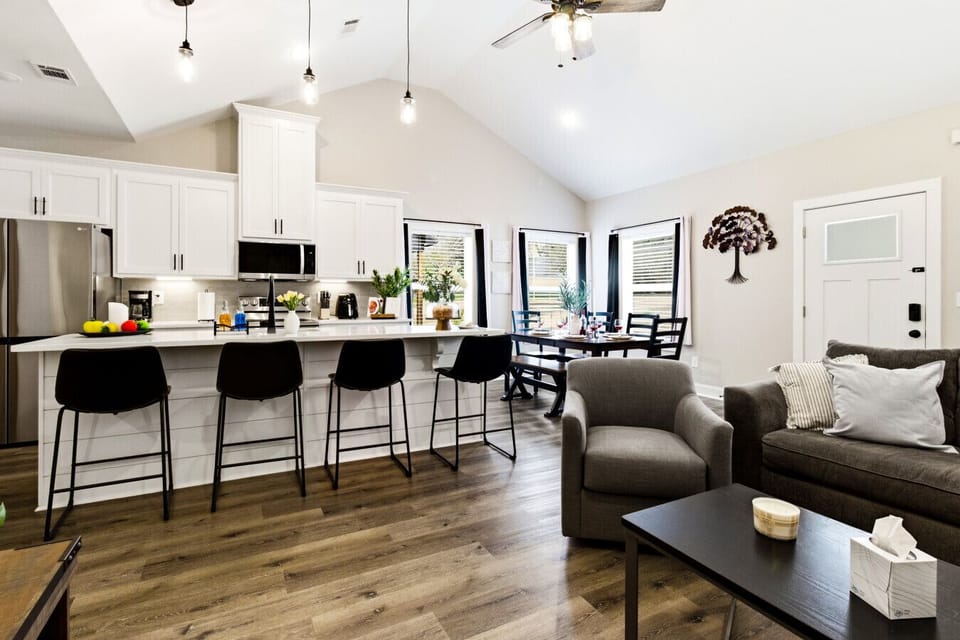 Kitchen | Kitchen Island | Bar Seating & Stainless Steel Appliances