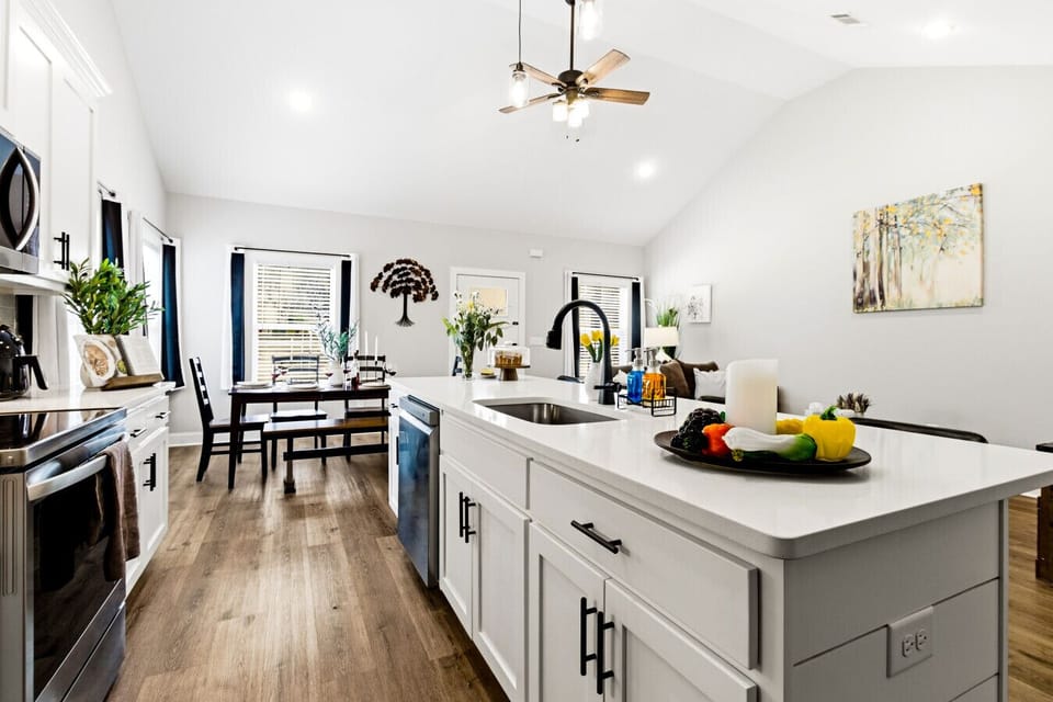 Kitchen | Kitchen Island | Farmhouse Sink & Dining Proximity