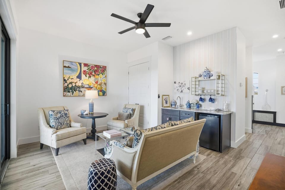 Cozy coastal lounge for slow mornings & sunset wind-downs 🌿✨ Sink into the comfy seating for coffee chats, reading time, or a glass of wine after the beach—bright natural light and relaxed vibes make this the perfect spot to unwind.