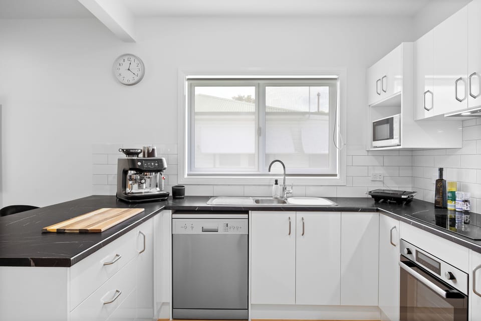 Full-size fridge, microwave, oven, stovetop
