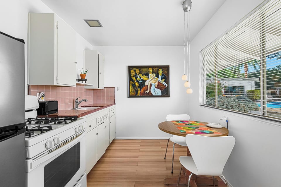 Deluxe Studio Suite, Mountain View | Private kitchen