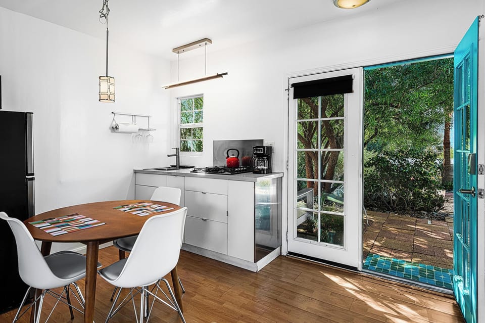 Deluxe Studio Suite, Courtyard View | Private kitchen
