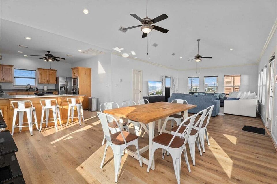 Open dining and kitchen area with modern finishes, perfect for family gatherings.