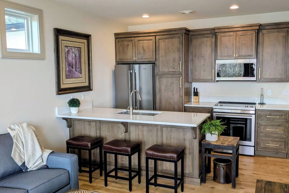 Fully appointed kitchen with full size appliances