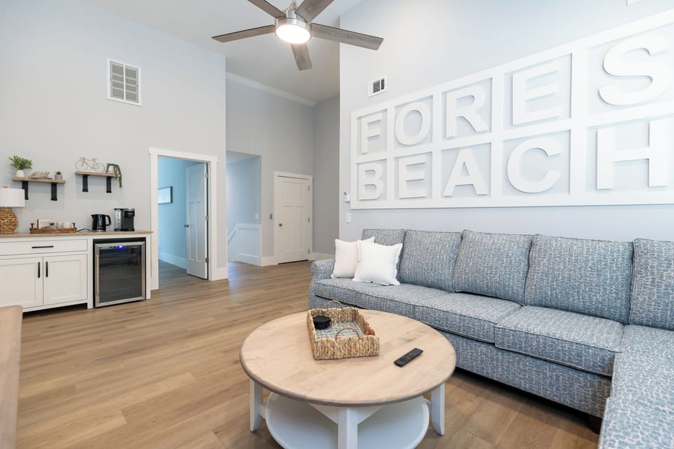 Bright 2nd floor family room with stunning vaulted ceilings and pullout couch!