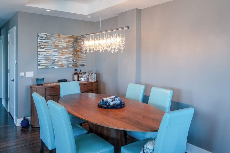 Dining Area with seating for 6