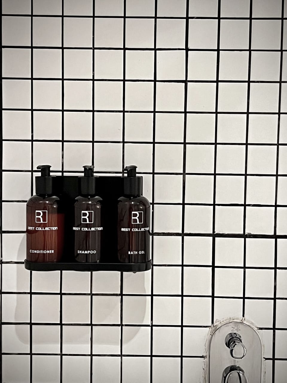 Shower, rainfall showerhead, free toiletries, hair dryer