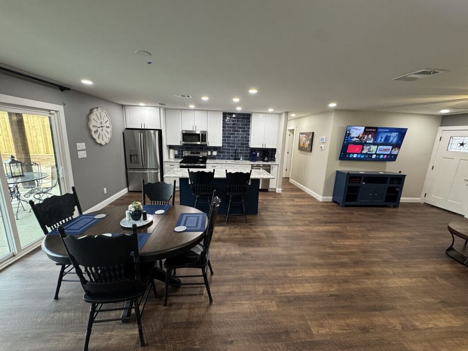 Full Kitchen and Dinning