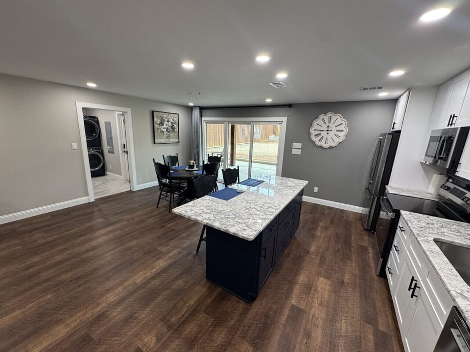 Full Kitchen and Dinning