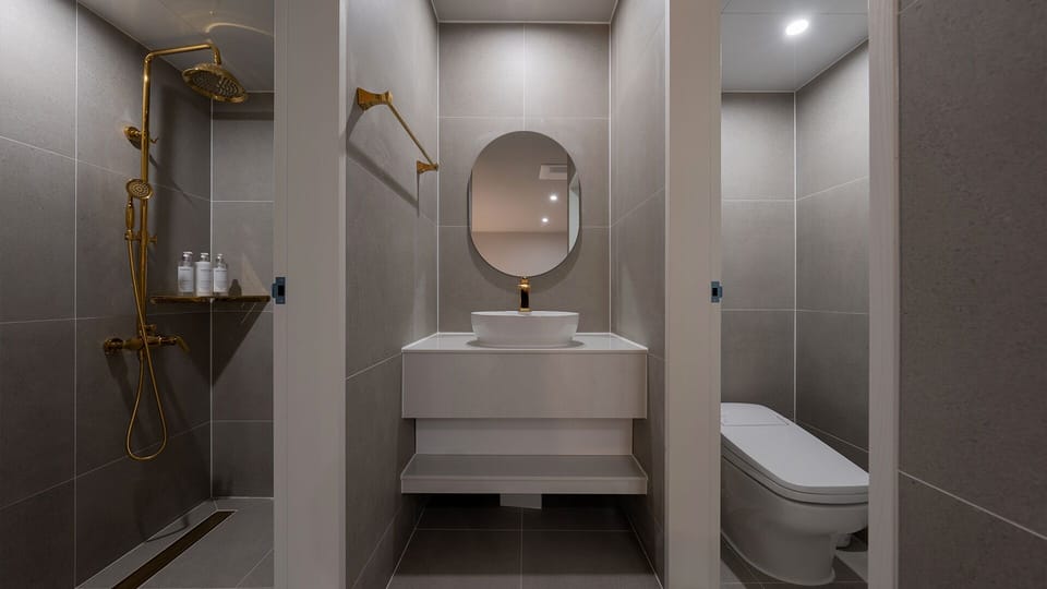 Quadruple Room | Bathroom | Shower, free toiletries, hair dryer, towels