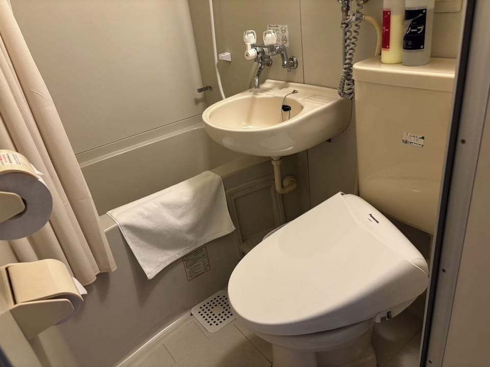 Standard Single Room, Smoking | Bathroom