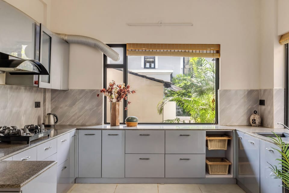 Fridge, cookware/dishes/utensils, freezer