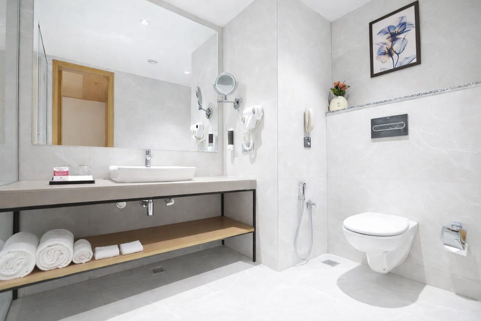 Club Room, City View | Bathroom | Hair dryer, towels, soap, shampoo