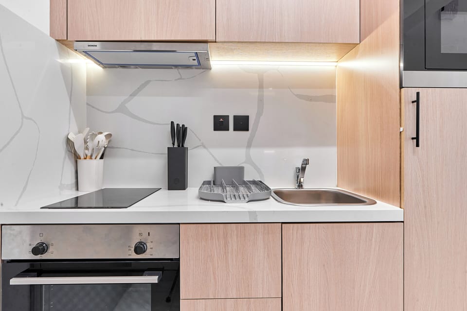 Deluxe Apartment | Private kitchen | Espresso maker, coffee/tea maker, electric kettle, toaster