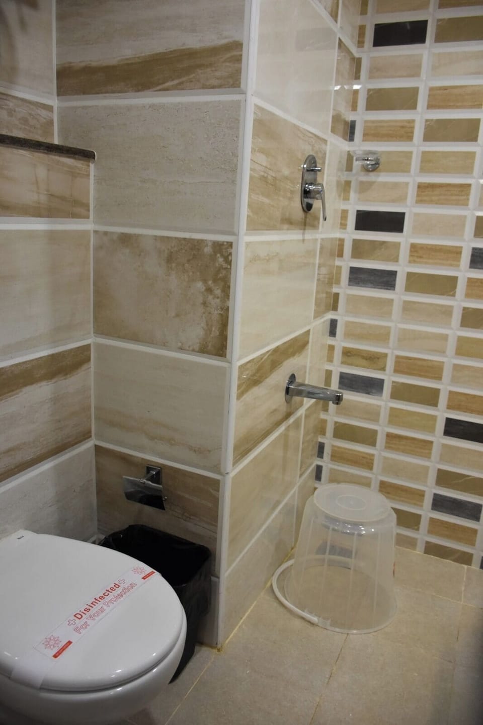 Standard Room | Bathroom | Shower, rainfall showerhead, towels, soap