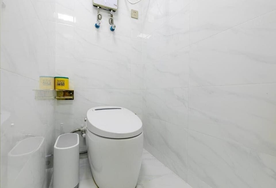 Comfort Apartment, 2 Bedrooms, Garden View | Bathroom | Hair dryer, slippers, towels, shampoo