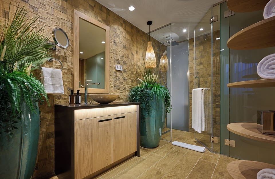 Villa | Bathroom | Combined shower/tub, free toiletries, hair dryer, bathrobes