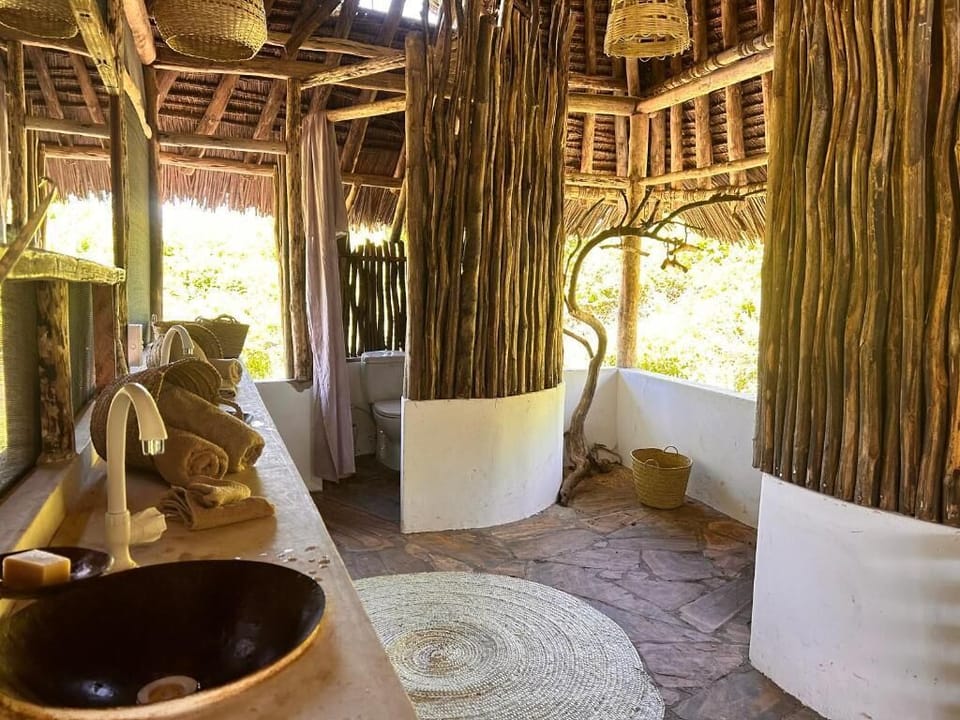 Bidet, towels