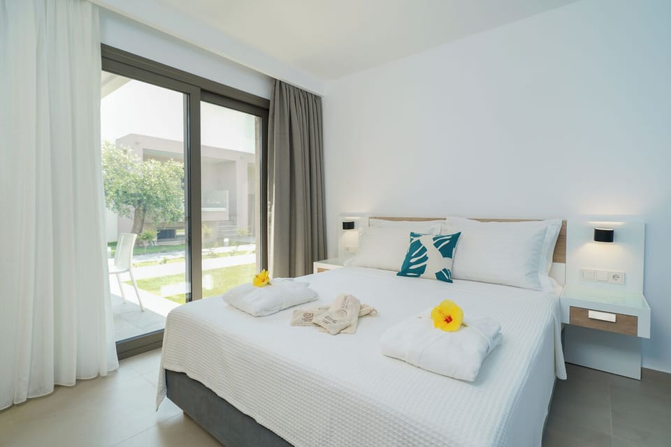 Family Apartment, Pool View | Egyptian cotton sheets, premium bedding, pillowtop beds, in-room safe