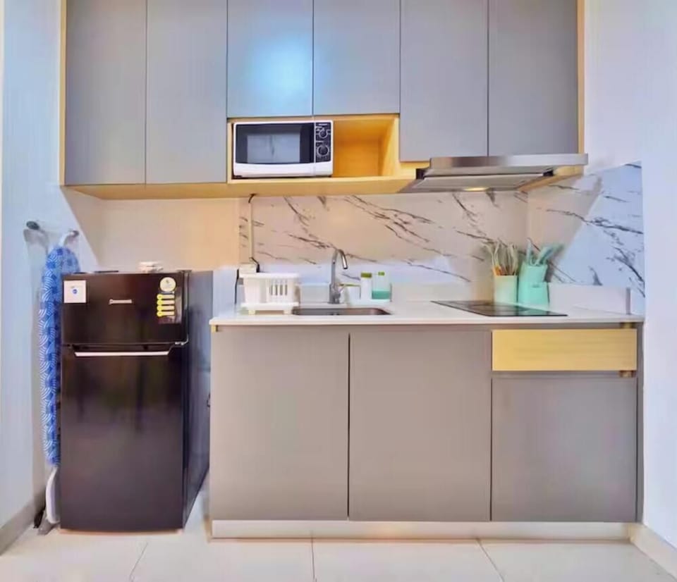 Fridge, microwave, stovetop, cookware/dishes/utensils
