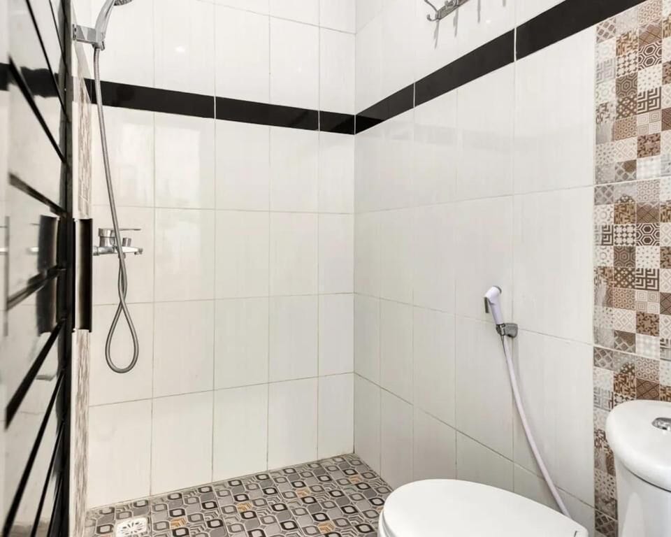 Shower, free toiletries, towels, soap