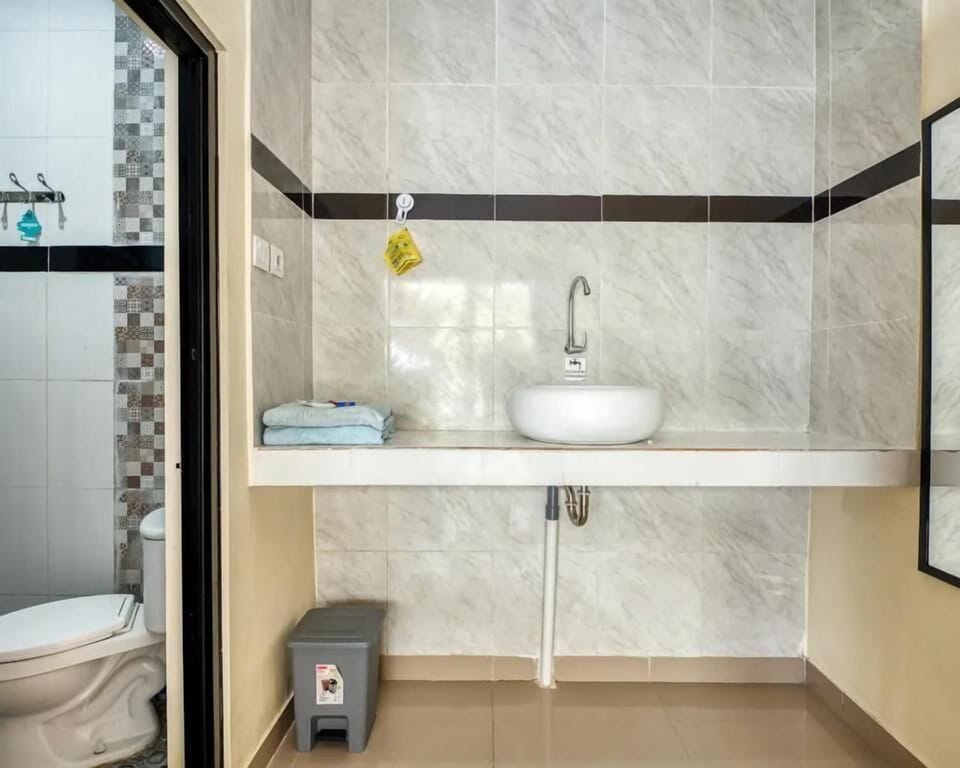 Shower, free toiletries, towels, soap