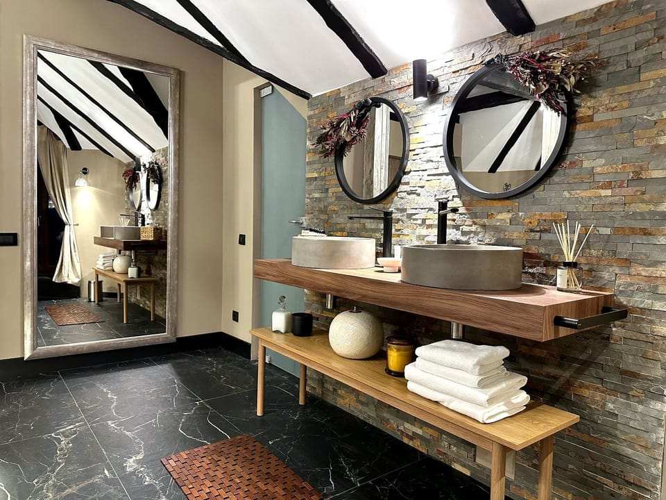 Executive Double Room | Bathroom | Separate tub and shower, deep soaking tub, free toiletries, hair dryer