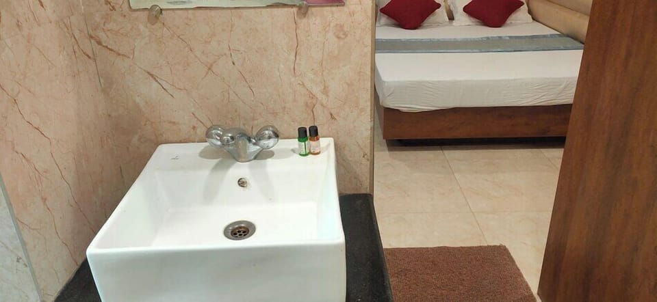 Deluxe Double Room, City View | Bathroom | Shower, soap, shampoo, toilet paper