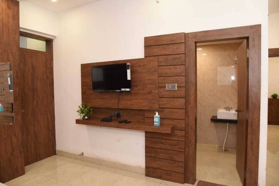 Deluxe Double Room, City View | Interior