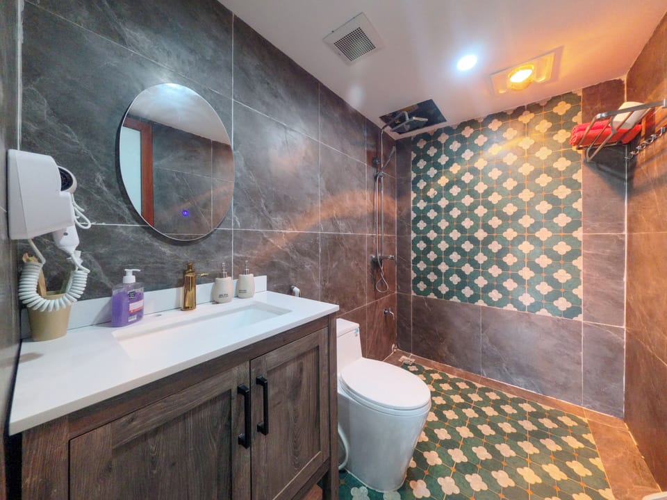 Shower, rainfall showerhead, free toiletries, hair dryer