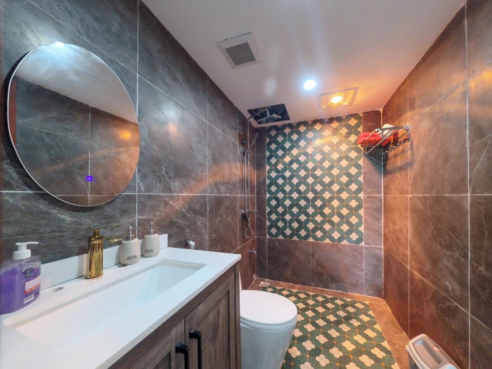 Shower, rainfall showerhead, free toiletries, hair dryer